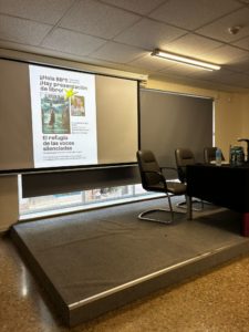 Preparación de la sala para la presentación del libro El Refugio de las Voces Silenciadas