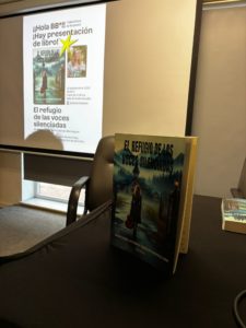 Preparación de la sala para la presentación del libro El Refugio de las Voces Silenciadas