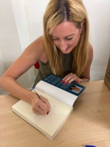 Firmando libros del Refugio de las voces silenciadas