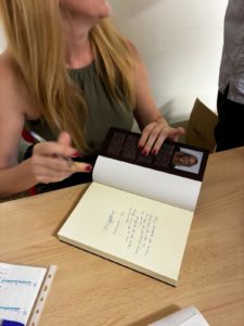 Firmando libros del Refugio de las voces silenciadas