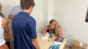 Firmando libros del Refugio de las voces silenciadas